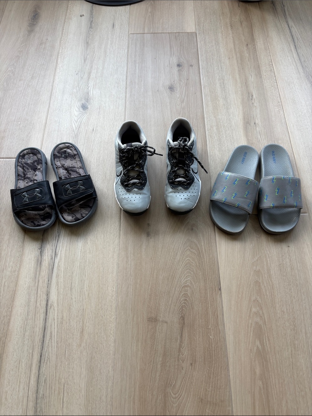 🩵3 pairs of boys size 4Y sandals/cleats🩵